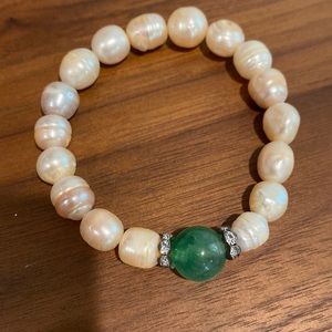 Natural Pearl bracelet with beautiful emerald stone